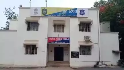 વાલિયા: વાલિયા તાલુકાના શીનાડા અગાઉના ઝઘડાની રીસ રાખી મહિલા તેમની પુત્રીઓ પર પરિવારનો હુમલો