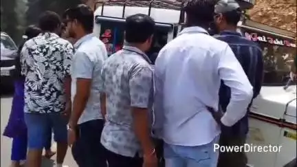 नैनीताल: जून माह में पीक सीजन होने से कैंची धाम में भक्तों का लगा तांता, शटल सेवा समय पर नहीं मिलने से लोग परेशान #jansamasya