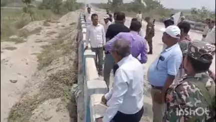 गोपालगंज: डीएम ने बैकुंठपुर सहित अन्य प्रखंडों में बांध की सुरक्षा का जायजा लिया और राहत कार्य का निरीक्षण किया