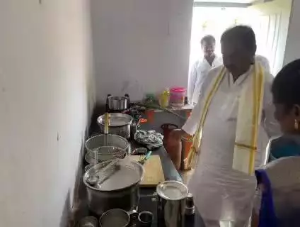 దోమకొండ: దోమకొండలోని మహిళా సమైక్య క్యాంటిను పరిశీలించిన : రాష్ట్ర ప్రభుత్వ సలహాదారుడు షబ్బీర్ అలీ