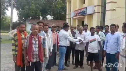 लखनपुर: आदतन बदमाश युवक से परेशान बंधा के ग्रामीणों ने लखनपुर थाना पहुंच थानाप्रभारी को आवेदन दे कार्रवाई की मांग  #jansamasya