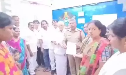 పుట్టపర్తి: కొమ్మినేని శ్రీనివాసరావు, కృష్ణంరాజు పై పోలీసులకు ఫిర్యాదు చేసిన మహిళలు