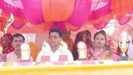 नौतन: लक्ष्मीपुर गांव में क्रिकेट टूर्नामेंट का आयोजन, मुख्य अतिथियों ने फीता काटकर किया उद्घाटन, बेतिया महापौर भी पहुंची
