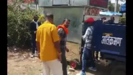 छिंदवाड़ा नगर: दशहरा मैदान के सामने से नगर निगम की टीम ने हटाया अतिक्रमण, 15 जून तक चलेगा अभियान