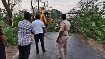 పోలవరం గ్రామంలో భారీ ఈదురు గాలులకు రోడ్డుకు అడ్డంగా పడ్డ చెట్లు తొలగించిన పోలీసు అధికారులు