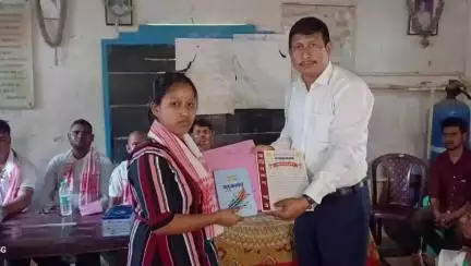 পূব ডিব্ৰুগড়: লেপেটকতাত অনুষ্ঠিত কৃতি শিক্ষাৰ্থী সকলৰ অভিনন্দন অনুষ্ঠানত উপস্থিত ডিব্ৰুগড় উন্নয়ন প্ৰাধিকৰণৰ অধ‍্যক্ষ অসীম হাজৰিকা