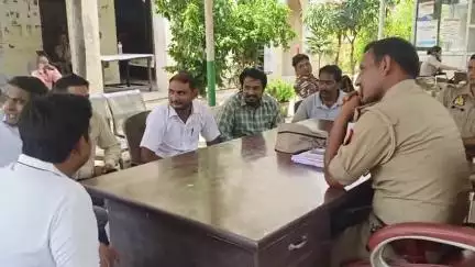 रामपुर मनिहारन: कोतवाली पहुंचे नगर पंचायत के जनप्रतिनिधियों ने सभासद की कार पर पत्थर मारने वाले आरोपी की गिरफ्तारी की मांग की