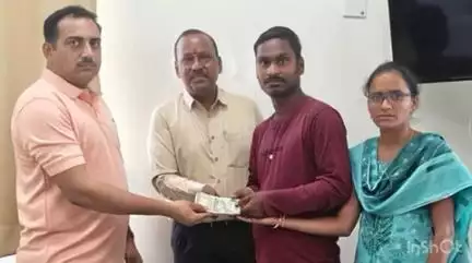 జగిత్యాల: జగిత్యాల జిల్లా డిస్ట్రిక్ట్ స్పెషల్ బ్రాంచ్ ఇన్స్పెక్టర్ ఆరిఫ్ అలీఖాన్ ద్వారా రైలు ప్రమాద బాధితుడు ముత్యపు అభిలాష్ కి ఆర్థిక సాయం అందించిన స్పెషల్ బ్రాంచ్ ఏ ఎస్ ఐ శ్రీనివాస్