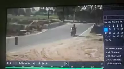 अमरोहा: अमरोहा देहात में कार और बाइक की टक्कर, बाइक सवार बाल-बाल बचा, हादसा CCTV में कैद हुआ