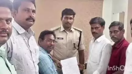 గుంటూరు: అమరావతి మహిళలను వేశ్య రాజధాని అంటూ కించపరిచిన జర్నలిస్టులపై చర్యలు తీసుకోవాలని డిఎస్పి కి ఫిర్యాదు చేసిన జనసేన నేతలు
