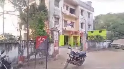 सहार: अंधारी गांव के पास छापेमारी में बिना चालान बालू ढो रहे दो ट्रैक्टर जब्त, चालक फरार