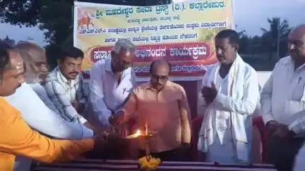 ಮಳವಳ್ಳಿ: ತಾಲ್ಲೂಕಿನ ಕಲ್ಲಾರೆಪುರ ಗ್ರಾಮದ ಶ್ರೀ ಮಹದೇಶ್ವರ ಸೇವಾ ಟ್ರಸ್ಟ್ ವತಿಯಿಂದ ನೀವೃತ್ತ ಶಿಕ್ಷಕರು ಪ್ರತಿಭಾನ್ವಿತ ವಿದ್ಯಾರ್ಥಿಗಳಿಗೆ ಸನ್ಮಾನ