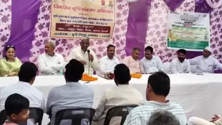 कैराना: शेखूपुरा गांव में ब्लॉक स्तरीय खरीफ कृषक गोष्ठी व मेले का आयोजन, एमएलसी ने किसानों को बांटे मृदा स्वास्थ्य कार्ड