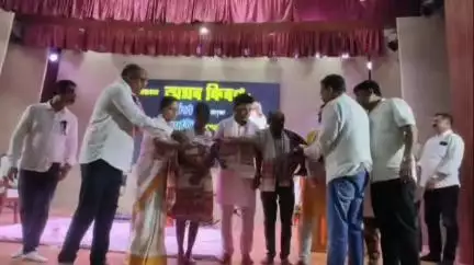 নলবাৰী: চহৰস্থিত জিলা পুথিভঁৰালত প্ৰয়াত কণ্ঠশিল্পী অমৰ কিৰনৰ স্মৃতিচাৰণ,উপস্থিত জোতি চিত্ৰবনৰ অধ্যক্ষ বিদ্যাসাগৰ বৰা