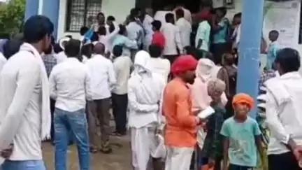 ಔರಾದ್: ಮುಂಗಾರು ಬಿತ್ತನೆಗಾಗಿ ಅಗತ್ಯವಾದ ಬೀಜಗಳನ್ನು ಪೂರೈಸಲು ಒತ್ತಾಯಿಸಿ ರೈತರಿಂದ ಪಟ್ಟಣದ ರೈತ ಸಂಪರ್ಕ ಕೇಂದ್ರಕ್ಕೆ ಮುತ್ತಿಗೆ ಹಾಕಿ ಪ್ರತಿಭಟನೆ