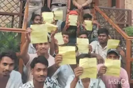 हरिद्वार: हरकीपौड़ी पर अवैध दुकानें लगाकर अतिक्रमण करने वालों के खिलाफ पुलिस ने की कार्रवाई, 18 के चालान कर ₹4500 वसूले