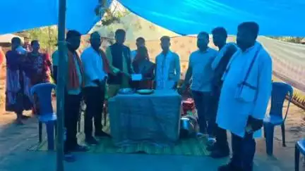 सुकमा: ग्राम कोर्रा में भाजपा पदाधिकारी ने सोढ़ी परिवार के विवाह समारोह में शामिल हुए जिला पंचायत सदस्य
