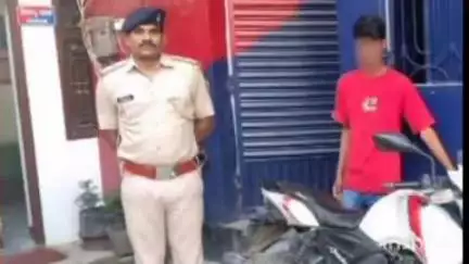 तुरकौलिया: रघुनाथपुर पुलिस ने चैलाहा से एक बाइक चोर को चोरी की बाइक के साथ गिरफ्तार कर रविवार को न्यायिक हिरासत में भेजा