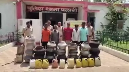 पलारी: खैरी में महुआ शराब बिक्री करने वाले 5 आरोपी कोचिया गिरफ्तार, 140 लीटर शराब, 21 नग बर्तन और 10 जेरिकेन भी बरामद