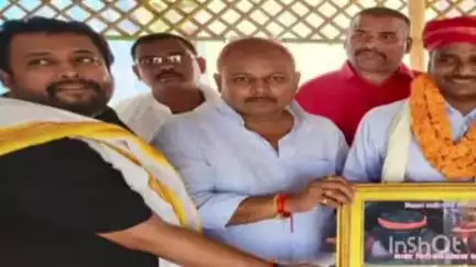 बिहटा: बिहटा थाना परिसर में समाजसेवियों ने तत्कालीन थाना अध्यक्ष राजकुमार पांडे को सम्मानित कर विदाई दी