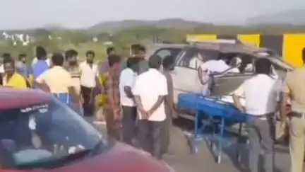ಹೊಸಪೇಟೆ: ತಮಿಳುನಾಡಿನ ವಾಲಪಾಡಿ ಬಳಿ ಭೀಕರ ಅಪಘಾತ, ಪಟ್ಟಣದ 3 ಜನ ವರ್ತಕರು ಮತ್ತು ಹೊಸಪೇಟೆಯ ಒಬ್ಬರು ಸಾವು