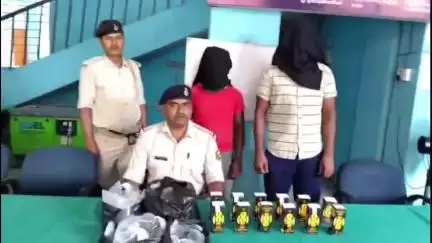 लौरिया: दो अलग-अलग जगहों से देशी व विदेशी शराब के साथ दो कारोबारी गिरफ्तार