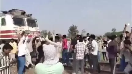 करौली: जिला कलेक्टर के लिखित आश्वासन पर पीलूपुरा में गुर्जर समाज की महापंचायत समाप्त, लोगों ने 2 घंटे रोकी ट्रेन