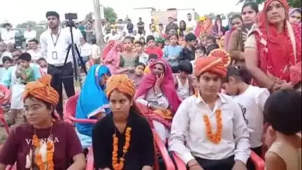 बुहाना: बुहाना क्षेत्र में नोबल प्रतिभा सम्मान यात्रा के तहत बेटियों को साइकिल देकर किया गया सम्मानित