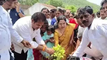 ఏలేశ్వరం నగర పంచాయతీలో మొక్కలు నాటిన ప్రతిపాడు ఎమ్మెల్యే వరపుల సత్యప్రభ