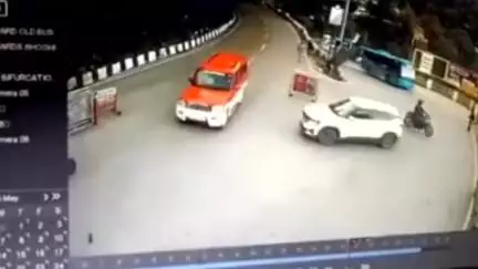 शिमला शहरी: शिमला के टुटीकंडी क्रॉसिंग में HRTC बस और स्कूटी की जोरदार टक्कर, स्कूटी सवार को आई चोटें