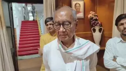 इंदौर: पूर्व मुख्यमंत्री व राज्यसभा सांसद श्री दिग्विजय सिंह इंदौर रेसीडेंसी कोठी पर पत्रकरों से विभिन विषयो चर्चा की