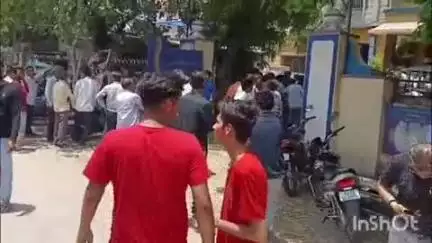 शिवगंज: शिवगंज के काबा विद्यालय के संचालक द्वारा ताला तोड़ने का मामला, सुथार समाज के सैकड़ों लोग पहुंचे विरोध में