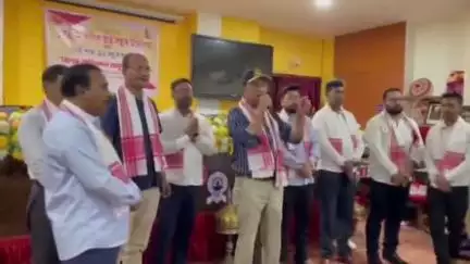 মৰিগাঁও: ডিমৰীয়া মহাবিদ্যালয়ত অনুষ্ঠিত আছুৰ অভিনন্দন অনুষ্ঠানত ৰাইজৰ সৈতে ভূপেন হাজৰিকাৰ গীত গালে মৰিগাঁও জিলা আয়ুক্তই