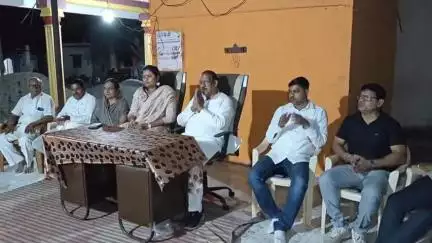 नंदुरबार: जुनमोहिदा गावात माजी मंत्री आ डॉ विजयकुमार गावित यांच्याजवळ ग्रामस्थांनी मांडल्या आपल्या व्यथा #Jansamasya