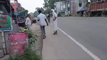 দেগঙ্গা: বাড়ির ধারে দাঁড়িয়ে গালাগালি দেওয়ার প্রতিবাদ করায় এক মহিলাকে অকথ্য ভাষায় গালাগালি ও হুমকির অভিযোগ এক যুবকের বিরুদ্ধ