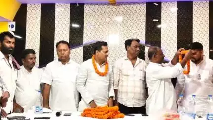 चकिया पिपरा: जिले के चकिया में एक समारोह आयोजित कर नव मनोनीत राजद प्रखंड अध्यक्ष माधव मधुकर का फूलों की माला से भव्य स्वागत किया गया