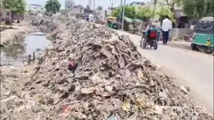 ડભોઇ: ડભોઇપાલિકા દ્વારા પ્રીમોનસુન કામગીરી દરમિયાન કાસની સફાઈ વખતે ગંદો કચરો રોડ ઉપર ઠાલવતા દુર્ગંધથી રહીશો પરેશાન # jansamaya