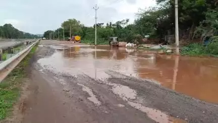 ಹೊಸಪೇಟೆ: ನಗರದ ಆರ್ ಟಿಓ ಕಚೇರಿ ಮುಂಭಾಗದಲ್ಲಿ ಇರುವ,ಕಾಲುವೆ ರಸ್ತೆ ಮೇಲೆ ನೀರು ನಿಂತು ವಾಹನ ಸಂಚರಿಸಲು ತೊಂದರೆ: ಸರಿಪಡಿಸುವಂತೆ ಒತ್ತಾಯ#localisissue