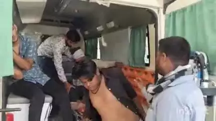 किशनगढ़: किशनगढ़ शहर थाना क्षेत्र के हाईवे रोड पर सड़क दुर्घटना में तीन युवक गंभीर रूप से घायल, भेजा गया YN अस्पताल