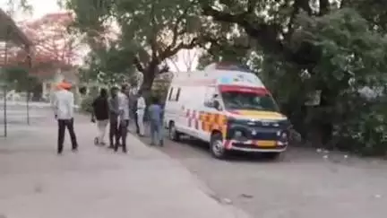 खंडवा: जावर के जामली गांव में युवक सर्पदंश का शिकार, गंभीर हालत में खंडवा रेफर