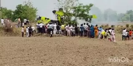 चिमूर: शॉर्ट सर्किटमुळे पुसेगाव जवळील स्मशानभूमी जवळ पोकलँडला आग
