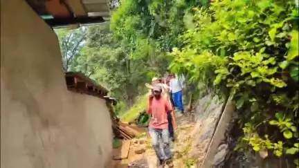 कांडा: भद्रकाली गांव आज तक सड़क सुविधा से नहीं जुड़ा, बीमार बुजुर्ग को डोली के सहारे 2-3 किमी पैदल पहुंचाया गया