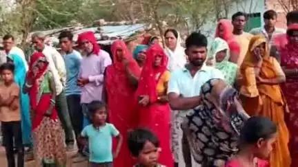 बारा: नीबी गुलरहीया गांव में एक अधेड़ ने बबूल के पेड़ पर फांसी लगाकर आत्महत्या की, पुलिस जांच में जुटी