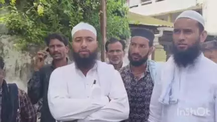 अमरावती: अमरावतीच्या इसमाची चांदुर बाजार येथे हत्या झाल्यानंतर अमरावती पोस्टमार्टम गृहासमोर आरोपीला अटक करण्याचे मागणी