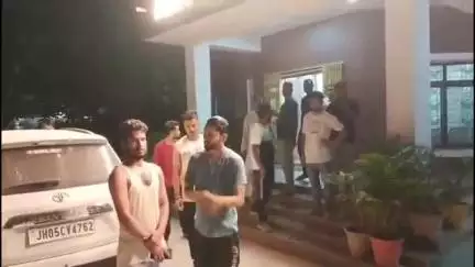 आदित्यपुर गम्हरिया: आदित्यपुर थाने पहुंचा चाकू से घायल व्यक्ति, हमलावरों के नाम बताए