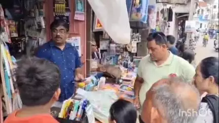 ડભોઇ: ડભોઇમાં શૈક્ષણિક સાધન સામગ્રી ખરીદવા માટે બજારોમાં વિદ્યાર્થીઓ અને વાલીઓની ભારે ભીડ જામી.