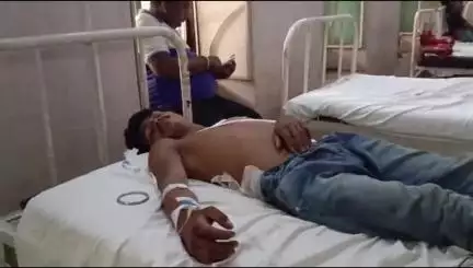 आबापुरा: आंबापुरा कस्बे में बाइक अनियंत्रित होकर गड्ढे में गिरी, युवक को हाथ और कमर पर लगी चोट, एमजी अस्पताल में उपचार जारी