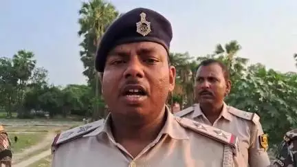 कुढ़नी: मनियारी थाना पुलिस ने ताबड़तोड़ छापेमारी कर हजारों लीटर अवैध देशी शराब नष्ट की