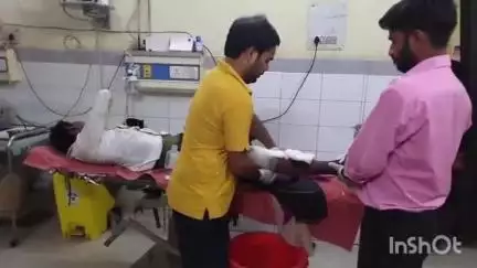 एटा: लालपुर मुहारे घाट के पास ईको कार ने बाइक को मारी टक्कर, 3 लोग गंभीर रूप से हुए घायल