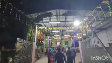 மயிலாடுதுறை: கவரத் தெருவில் ஆதி மாரியம்மன் கோவிலில் தீமிதி திருவிழா பெண்மணியை காப்பாற்றிய இளைஞர்